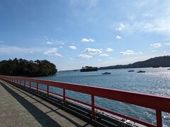 お腹も満たされて、次は福浦橋を渡ります。