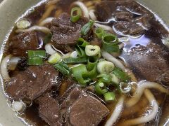 富宏牛肉麺は人気店だけあって美味でした。
地元民向けですが、癖もなくて食べ飽きない感じですね。