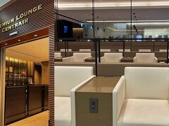 夫は飛行機を眺めながら入浴が楽しめる展望風呂「SOLA SPA 風の湯」へ、食事のみ利用したかった私は3階へ移動しSFC ANA GOLDカードを提示して“プレミアムラウンジ セントレア”で飲みながら夫が出てくるのを待った。
5月に利用した時は席間にまだ仕切りが置いてあったのに、全面撤廃されていて広く感じる。