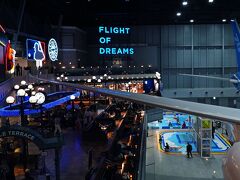 “FLIGHT OF DREAMS”はボーイング787初号機の展示をメインとした複合商業施設で、館内はアウターを着ていると汗ばむほどエアコンが効いて暑かった。
シアトルテラスと呼ばれる飲食店エリアは、ボーイング787初号機を眺めながら食事が楽しめる席も多くてにぎわっていた。
