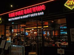 少し歩いたら小腹が空いたので3階のシアトルテラスにある“THE PIKE BREWING RESTAURANT & CRAFT BEER BAR”を訪ねてみた。
出発前に利用できる3施設の中では営業時間が11:00-19:00（ラストオーダー18:30）と短い上に、第1ターミナルから離れているため余裕があるときじゃないと利用が難しそうと思っていたけど、プライオリティパス利用者は店内が空席だらけでもすぐ案内してもらえず、外に置かれた待ち椅子で待機するよう指示され、時間制入れ替え or ある程度人数が集まったらなのかは不明。
（ちなみに2024年8月に利用した時は14：00を過ぎていても外椅子で待機している人はおらず、座って3分ほど待っていたら即プライオリティパスチェックして貰えて案内された）