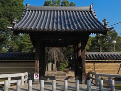 “聖福寺“は1195年に鎌倉幕府初代将軍：源頼朝より賜り栄西禅師が開山した日本最初の禅寺で、1969年に山内寺院を含め境内一帯が国の史跡に指定されている。
この総門は黒田長政が筑前国に入り福岡城を造ったため、名島城にあったものを移築したと伝わっている。