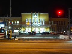 小樽駅まで戻って来ました。3人で初めての「雪あかりの路」を心残りはありましたが、20時55分発の電車で札幌へ戻りました。慣れない旅行者、私達のための転ばないように砂まきもボランティアの方が行ってくれていました。ありがとうございました。