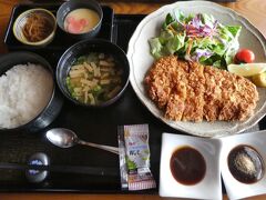 れすとらん北齋でランチです。
ロースかつ膳いただきました。
かつは揚げすぎなのかちょっとかたかったです。