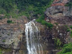 カムイワッカの滝。上にも滝が見えます。更にその上流の滝つぼは天然の露天風呂です。今は入るには予約がいるそうです。