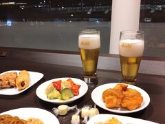 羽田空港　TIAT Lounge。（プライオリティ・パスで無料＋３０００円の２名）
機内で食事もできないため、しっかり腹ごしらえ。24時。フライト中はぐっすり就寝。　