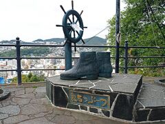 “龍馬のブーツ像“は靴のままブーツに足を入れて舵を握れる撮影スポットで、大人の足でもすんなり入るくらいデカかった。
