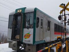 踏切で 陸羽東線の電車が通りました
コンパクトで可愛いです