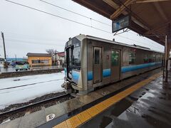 川部駅12時56分発の普通列車に乗り換えて五所川原駅へ。平日にしては結構な乗客がいましたがなんとか座れました。