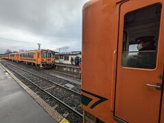 13時51分、金木駅に到着。津軽鉄道は単線のため、金木駅で五所川原行きのストーブ列車の待ち合わせ。