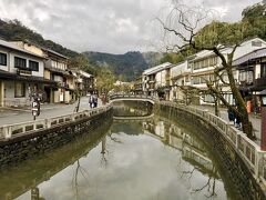 【大谿川と温泉街の丸型ポスト】
突き当たりに外湯「地蔵湯」の見える駅通りから，大谿（おおたに）川沿いの柳通りに入りました。護岸には，玄武洞から舟で運ばれた玄武岩が規則正しく積まれています。写真は桃島橋から撮影。

右手の【但馬生蕎麦 ますや】さんの前に，今も現役の丸型ポストが見えています。
https://kinosaki-spa.gr.jp/directory/masuya/
その先には外湯「柳湯」があります。灯籠と擬宝珠（ぎぼし）4基を飾る「柳湯橋」のたもとです，

丸型ポストは，「駅舎温泉 さとの湯」前，「城崎駅通り公園」前，「川口屋リバーサイドホテル」前，「森津屋旅館」前，「城崎文芸館」前，「月見橋」のたもとなどにも残されています。