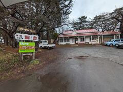 赤い屋根の喫茶店 駅舎