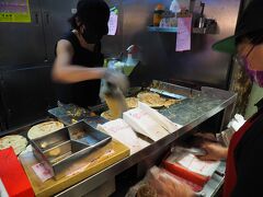 永康街でひときわ目に付く行列店「天津蔥抓餅」にウインドウショッピングに興味のない私が一人で並ぶことに
60元のチーズとハム、卵、台湾バジルが入ったスペシャルミックス「総合」をいただきました
私的にはすごい濃くて好きな味でしたが、家内と娘はオリジナルの「原味」が食べてみたかったと小言もいただきました