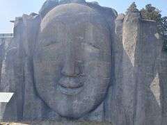 上岩戸神社へ行く途中で立ち寄った「道の駅 高千穂」です。
国道218号線沿いにあり、神楽面をモチーフにした高さ3m位のモニュメントがシンボリックです。
地採れ野菜、ジビエ、蜂の子なども販売していました。 