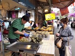 ３日目の朝です
この日の朝食は雙連朝市で好きな物をいろいろ買って目の前の公園で食べるということにしました

旅行直前に見たこちら↓のyoutube動画を見て、こういうのがあるんだと大いに参考にさせていただきました

/////////////////////////////////////////////////////
【台湾グルメ⑤⑤⑨】新企画！日本人観光客に大人気の朝市場で最高の朝食セットを作ろう！