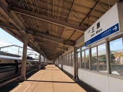 山陽新幹線で三原駅へ。三原駅の駅レンタカーで車を借ります。