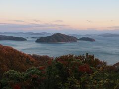 夕陽を見るため大崎上島の最高峰の神峰山へ。頂上近くの展望台へ続く道は工事のため今日まで通行止め。神峰山の中腹から夕陽を眺めることにしました。