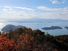少し進んだところにある展望台からは四国の高縄半島が見えます。