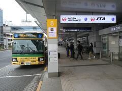 第3ターミナルへ向かいます。
第1ターミナル内の北ウイング30番または南ウイング91番搭乗ゲートのバスラウンジから第3ターミナルまで向かう空港内バスまたは無料で京急・東京モノレールで行けますが、今回はターミナルを出て8番乗り場から無料連絡バスに乗車します。

地方から羽田に到着して第1ターミナルから第3ターミナルへ向かう際。
北ウイング30番搭乗ゲートまたは南ウイング91番搭乗ゲートからの空港内バスだど15分おきで乗車して所要時間も15分位で降機してから30分ぐらいかかるかなと感じます。

次に京急や東京モノレールでも空港内のインフォメーションで無料の乗り継ぎ乗車票を頂く際や鉄道の乗車と待ち時間も含めてこちらも15分ぐらいから時間がかかります。

最後に搭乗ゲート内のバスの時間まで待つ必要があったので、今回利用した第1ターミナル外のバス乗り場からであれば、4分おきに運行しており、所要時間5分で行けました。
降機してから15分もあれば第3ターミナルへ行ける感じです。
乗り継ぎなどでお急ぎならこちらがおすすめかなと感じました。