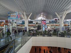 新整備場駅からモノレールに乗って羽田空港第3ターミナルの出発フロアに戻ってきました。