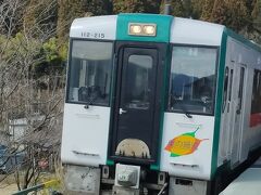 電車が来ました 白に緑色の枠で ちょっと可愛い電車です