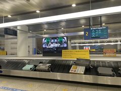 韓国、仁川空港に到着！
関空からだと2時間くらいで着いちゃいます。

ハングルを見て、着いた～！っていう気持ちもありつつ、漢字とか英語メインでもないので自分が読み取れる情報が少なすぎて焦る。

みんなガイドブック持ってそうな雰囲気だし…