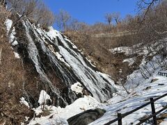 雪が凍っていて、スニーカーでは滑りそうで立っているのもやっと。正面までは行けませんでした。