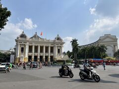 オペラハウス　Nhà hát L?n Hà N?i
前はもっと全体的に黄色っぽかった覚えがあるんだけど気のせいか？こんなもんか。