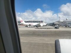 飛行機は満席近くで混雑しており、出発で20分遅れつつも那覇空港に到着。
261人乗りの飛行機で、ノーショー2人除く259人が搭乗されたそうです