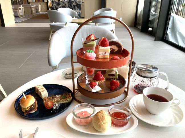 さあ今度は高級ホテルに良く泊まる人達の為にアフタヌーンティーを。<br />宮古島ヒルトンホテルのラウンジにて期間限定のストロベリーアフタヌーンティーです。1日限定5組です。