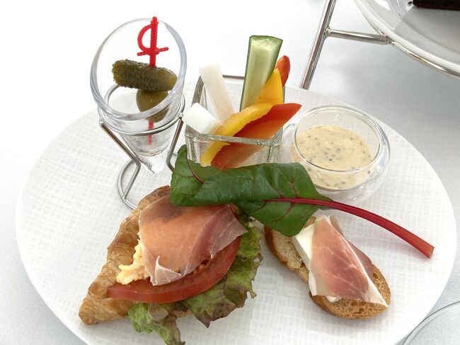 セイボリー（軽食）フライト路線にもよりますが、飛行機の機内食でビジネスクラスの深夜発に出されるライトミールって感じですね。