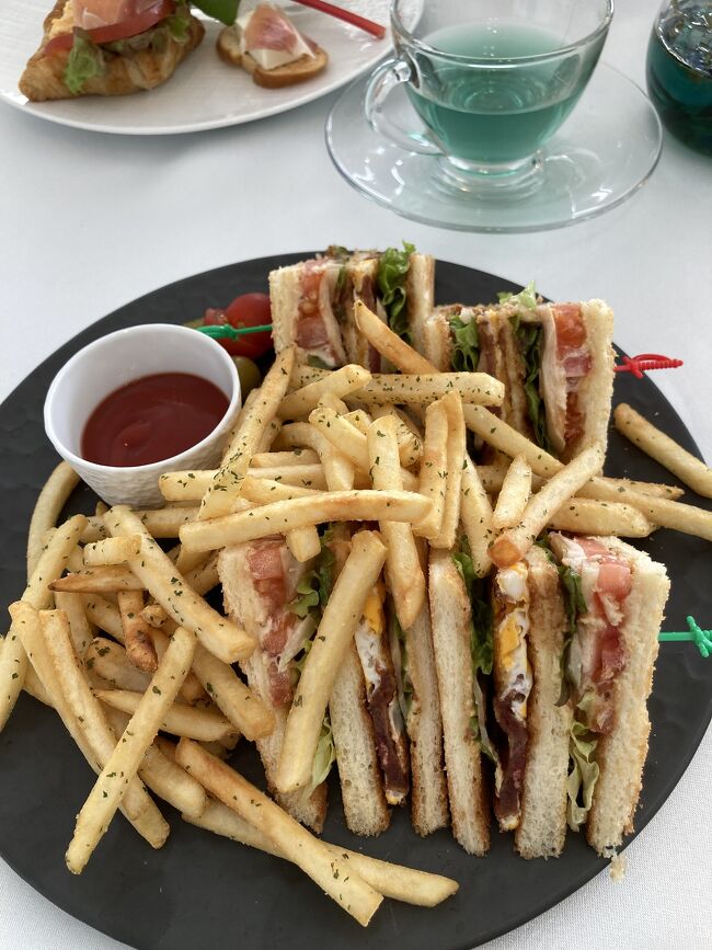 男性の私はこのアフタヌーンティーだけでは足らずブルーオーシャンクラブサンドも注文。<br />これがまた凄いボリュームでした。