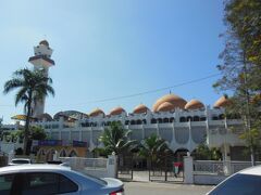 イポーのあるペラ州最大のモスク。丸いドームが４５個もあるらしい。
あんまり興味ないのでそのまま進む。