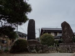 圓光寺に向かう途中、一乗寺下り松の看板が。
平安時代から、比叡山経由で近江と京を結ぶ交通の要衝であったこの地に、旅人の目印のために松を植えたものだそうです。現在の松は5代目。
宮本武蔵と吉岡一門の決闘の場所としても有名です。