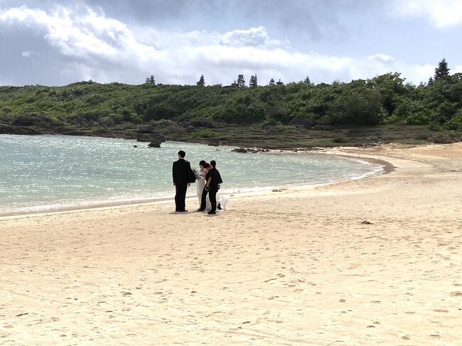 シギラビーチではカップルがウエディング姿で撮影してました。ご結婚おめでとうございます。「てんとう虫のサンバ」でも歌いましょうか？笑