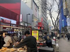 ホテルに荷物だけ置いて、明洞に移動。

これこれ！ここでホットクとか食べまくりたいって思ってたんです！

コーンドックとかいちご飴とかエビのフライとか、他にも色んなものが売ってあって
見て回るだけでも楽し～！

前は屋台で食べるとか絶対無しだったけど、ちゃんと見たら美味しそうなものしか売ってないじゃん。