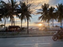 ◇空港に向かう車の中で
マニラ湾に沈む夕日は「世界三大夕景」だそうです。車の中からでしたがちょっと撮れました