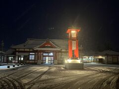 弥彦神社を模した弥彦駅