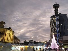 【台中駅】
2時間ちょいで終点、台中駅に到着。夕暮れ時ですね。
バスターミナル的な所は無く、駅から微妙に離れた寂しい所で降ろされます(笑)。まぁ駅はすぐそこなんですけどね。
右側のビルはホテルで、左側が日本統治時代に建てられた旧駅舎です。