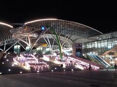 ちなみに旧駅舎のすぐ横には、こちらのハイパー現代的な外観の新しい駅が建ってます。ライトアップが綺麗です。