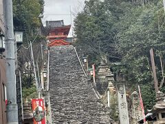 さて、この目を疑うような階段は「伊佐爾波神社」
いさにわ、と読みます。温泉街からすぐのところに鎮座されてます。