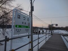 　名寄から約30分、初野駅に着きました。板張りの味があるホームです。