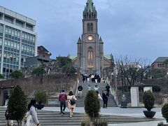 食べたいものもいろいろあったけど2泊しかないので、
日本でも食べれそうなものはパスで笑

明洞聖堂をチラ見しながら夜ごはん探し。

ソルロンタンなら食べれるかなーと、思って。