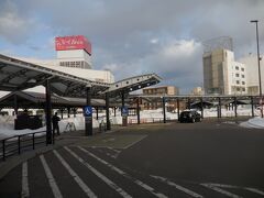 　滝川駅に久しぶりに来ました。駅前の様子が様変わり。バスターミナルとなっていました。
　かつて西友だったスマイルビルは、もぬけの殻のようです。