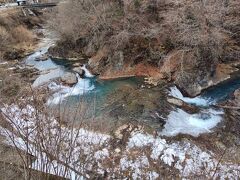 四万の甌穴(おうけつ)（群馬県吾妻郡中之条町）
甌穴は、数万年もかけて、川底に沈む石が水流で回転することによって、開けられた穴。