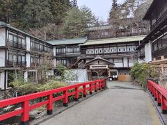 積善館（群馬県吾妻郡中之条町）
左の建物が1694年（元禄4年）に建てられた本館で、昔ながらの湯宿建築として歴史的価値も高いことから、群馬県指定重要文化財。
