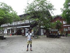 ここには山小屋『朝焼けの宿 神河内明神館』があるので、休憩所としても賑わっています。
自分達もここで休憩を取ります。