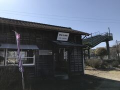 道の駅鹿島の近くにある肥前七浦駅です。車からチラリと趣きのありそうな駅舎が見えたので寄ってみました。