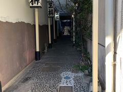 どのホテルに泊まったかも記憶にないのに、この三枡の看板が並んでいる光景が目にぼんやり焼き付いていて・・・
