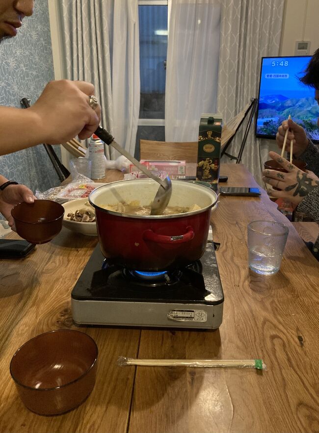 こちらは別の日の夜、ゲストハウスに泊まってた客から鍋料理作るから食べませんか？と言われ一緒に食べました。